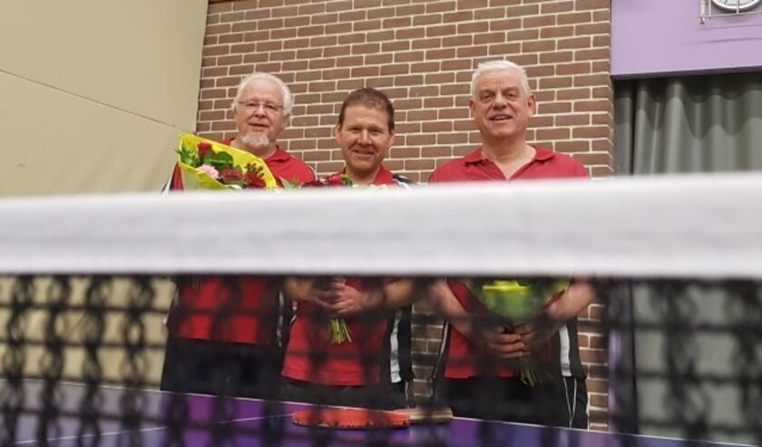 Jan, Merijn en Henk kampioen voorjaarscompetitie tafeltennis.  