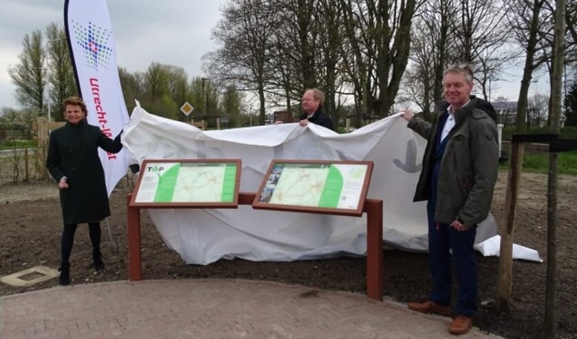 V.l.n.r.: burgemeester Petra van Hartskamp, rentmeester Paul Kindt en provinciedirecteur Henri Kool.