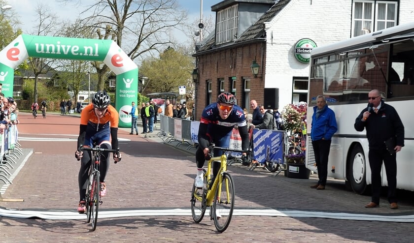 • Tijmen Pesselse (r) wint de funklasse.