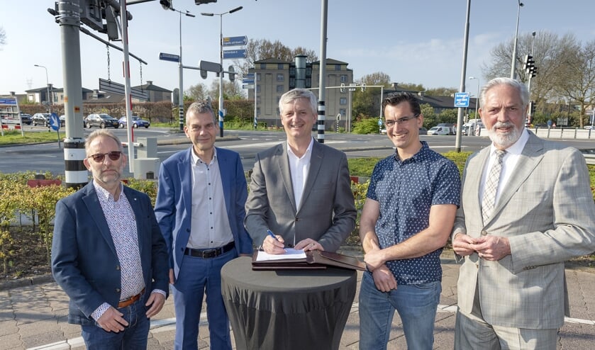 • De heer A. Molenaar (A. Molenaar Civiel BV), de heer P. van Voorden (Van Hattum en Blankevoort BV), wethouder Anthon Timm (gemeente Krimpen aan den IJssel), de heer M. Borreman (Arma Infra BV) en de heer T. de Wit (Aannemers- en Wegenbouwbedrijf Versluys & Zoon BV).