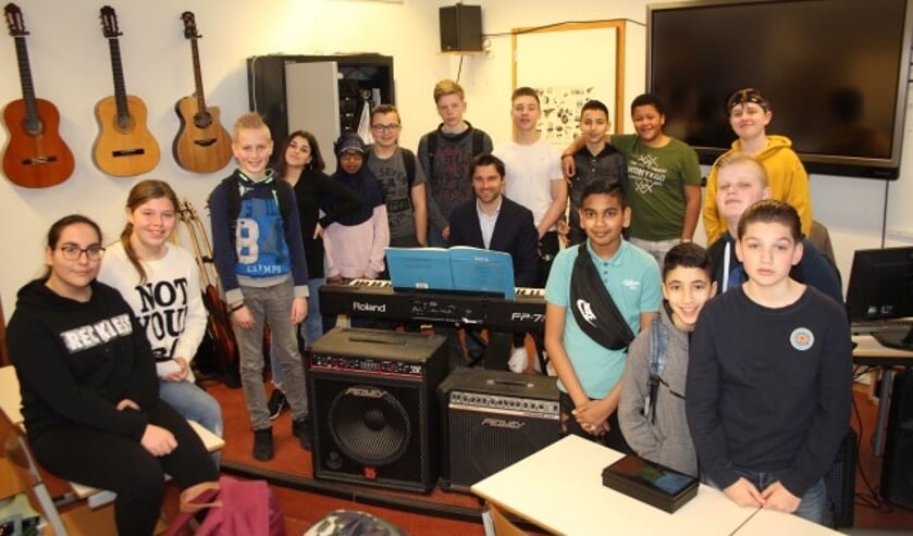 Muziekdocent en organist Marcel van der Poel (midden) is trots op zijn leergierige pupillen uit 1G. (Foto: Lysette Verwegen)
