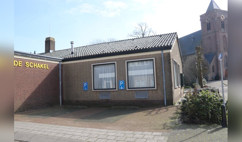 • Dorpshuis De Schakel met op de achtergrond de Hervormde kerk