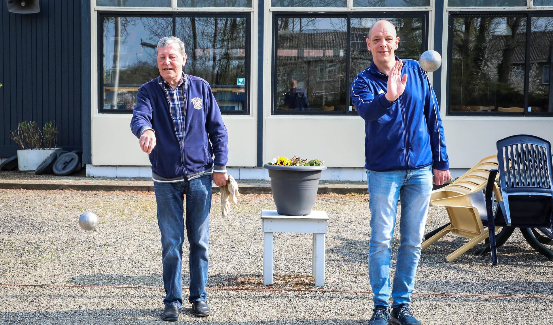 • Ben van Eijk (l) en Frank Veenstra op de boulesbaan aan de Thorbeckestraat in Zaltbommel.
