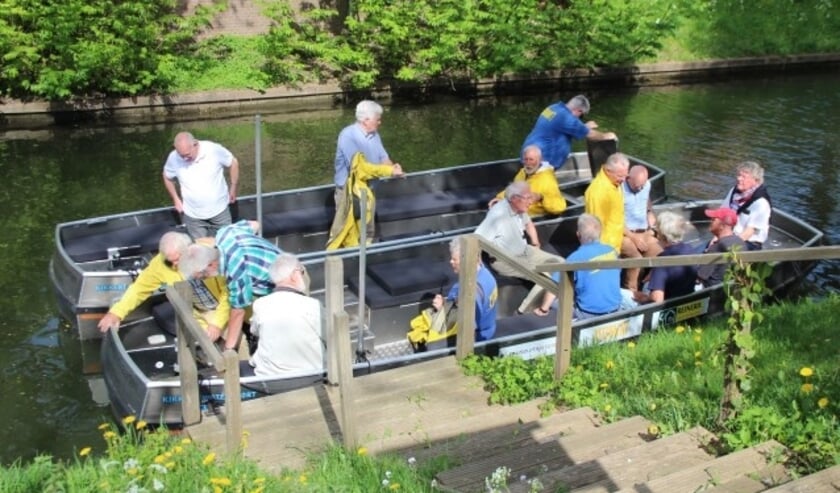Bij de aflevering van de boten werd door de nieuwsgierige schippers van Yselvaert alles eens goed bekeken. (Foto: Lysette Verwegen)