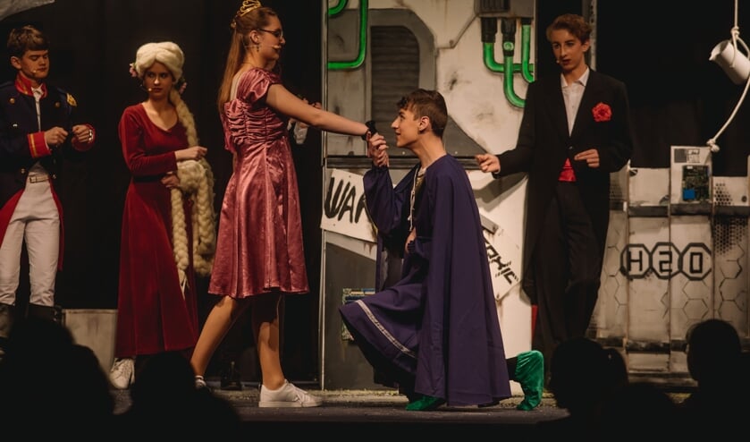 • Leerlingen spelen de prinses en de kikker, scene uit ‘Er was eens’