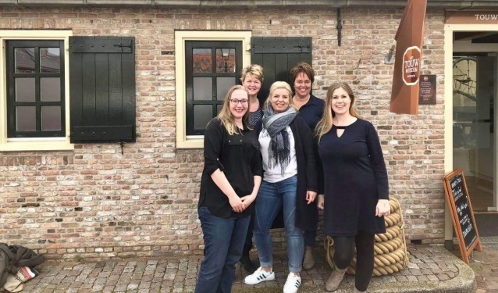 De organisatie achter de jaarmarkt: Carolien Sleeuwenhoek, Joanne Vlieland, Jolijn Slingerland,Angela Melkert en Conny de Jong. (Foto: PR)