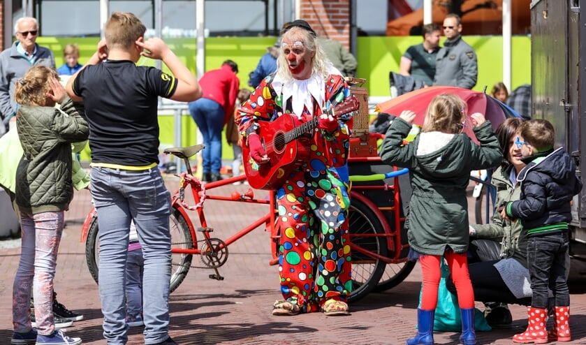 • Clownsoptreden in Meerkerk.