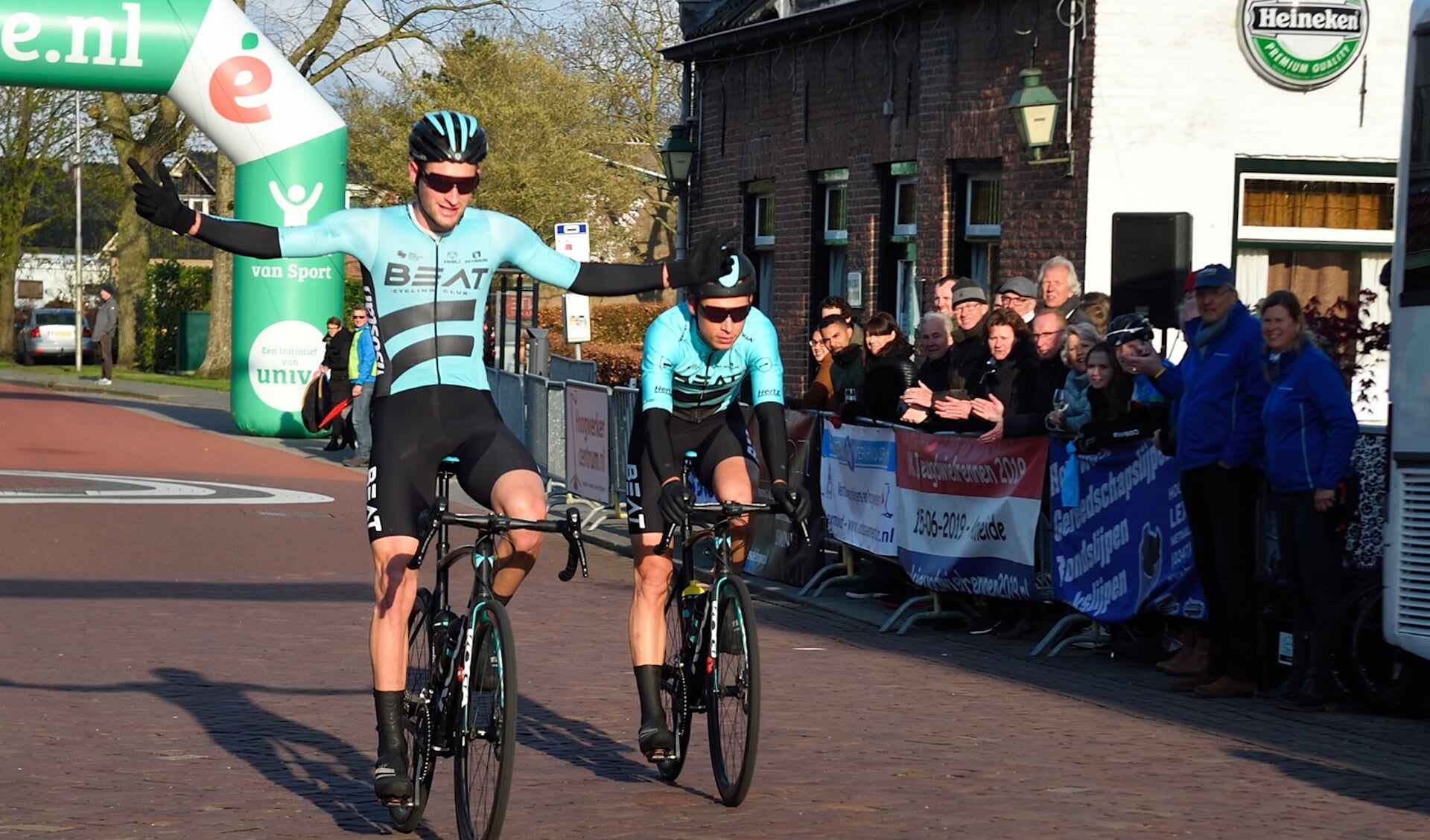 • Luuc Bugter kreeg de zege 'cadeau' in Lexmond.