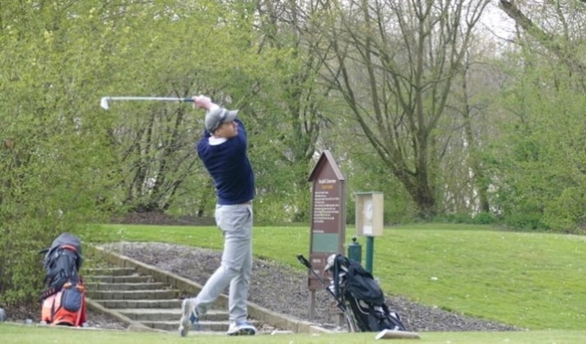 Bart Meijer in actie namens het eerste team van Golfclub Capelle.  