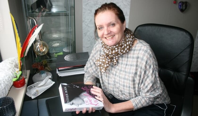 Schrijfster Esther Boek, pseudoniem, uit Tiel op haar werkkamer, met haar nieuwste boek: "De Perfecte Moeder".  