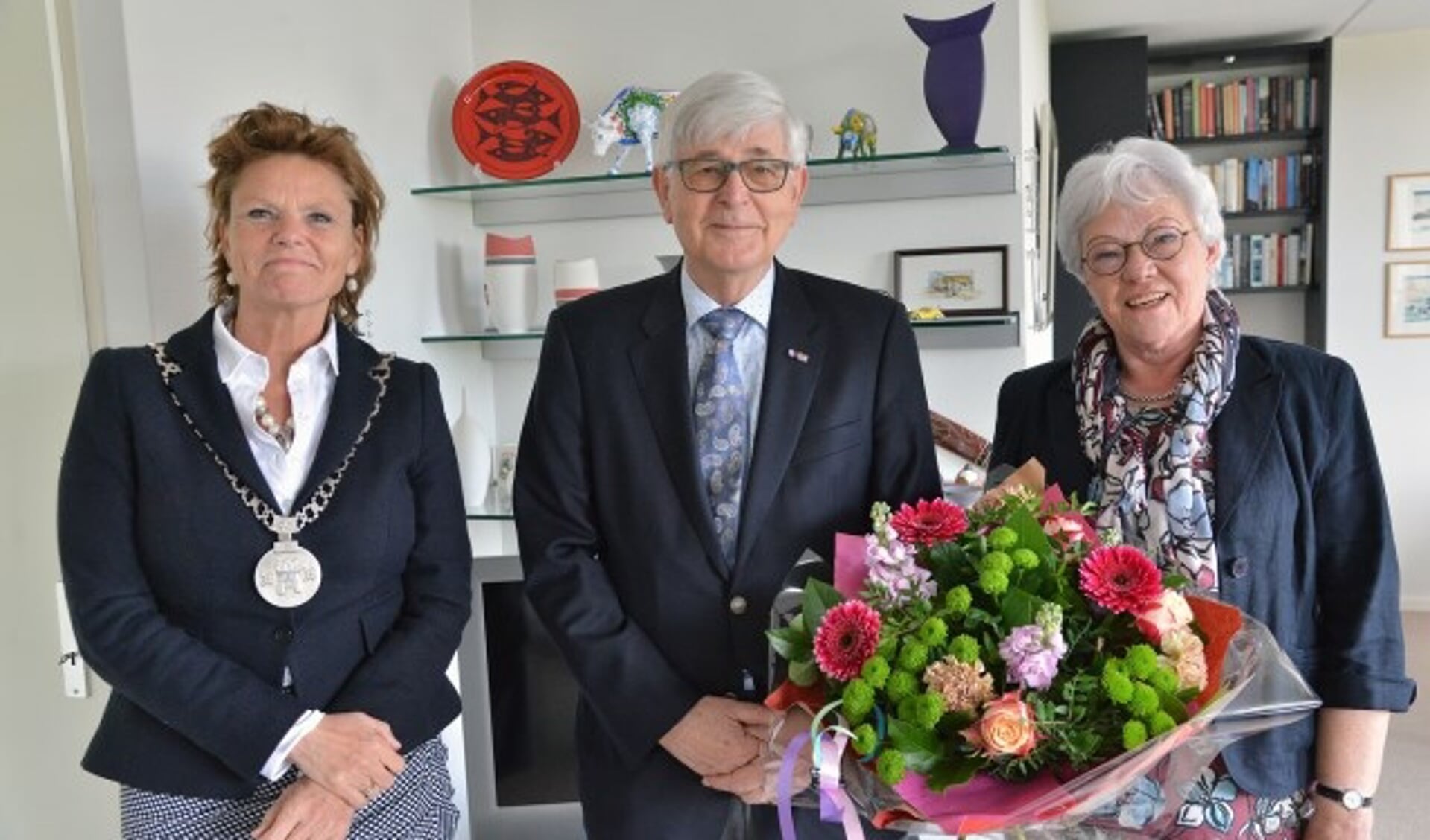 Burgemeester Petra van Hartskamp - de Jong kwam vrijdagmiddag in Linschoten het gouden bruidspaar Kamerling-Kreeft feliciteren en ging samen met hen op de foto. (Foto: Paul van den Dungen)