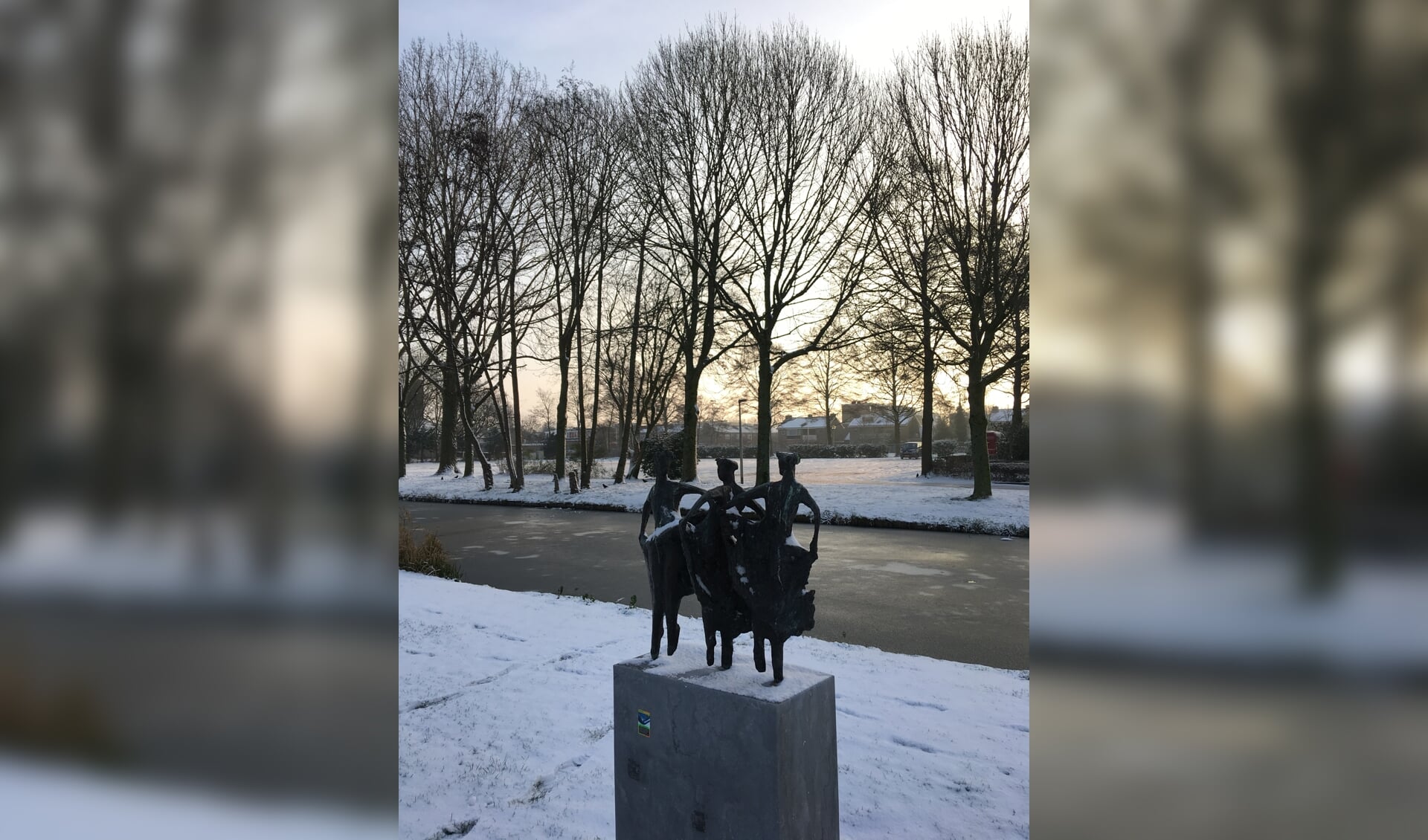 • Het beeld 'Menuette', gefotografeerd op een winterse dag. 