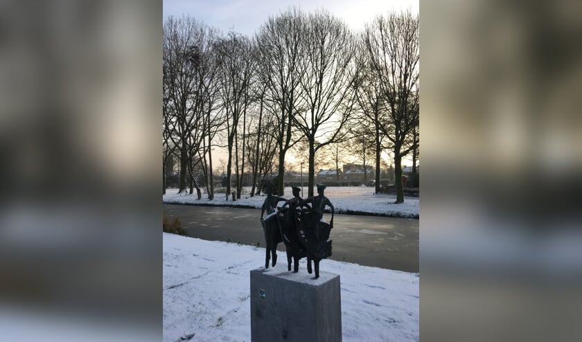 • Het beeld 'Menuette', gefotografeerd op een winterse dag.