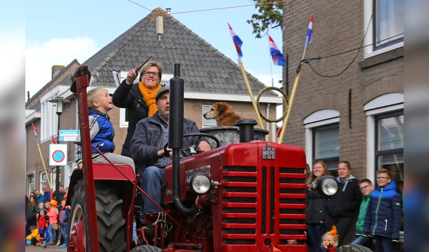 Ringsteken met tractoren (en andere voertuigen) in Streefkerk.