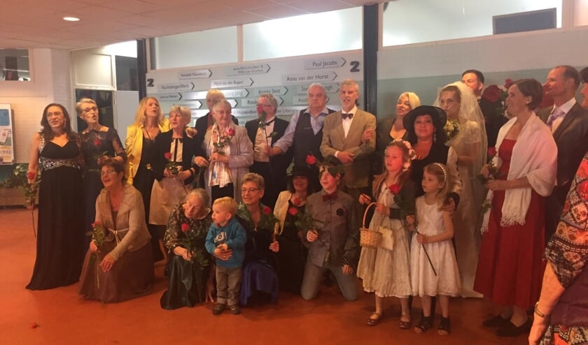 • De modeshow met kleding en rekwisieten uit de kringloopwinkel trok veel bekijks.
