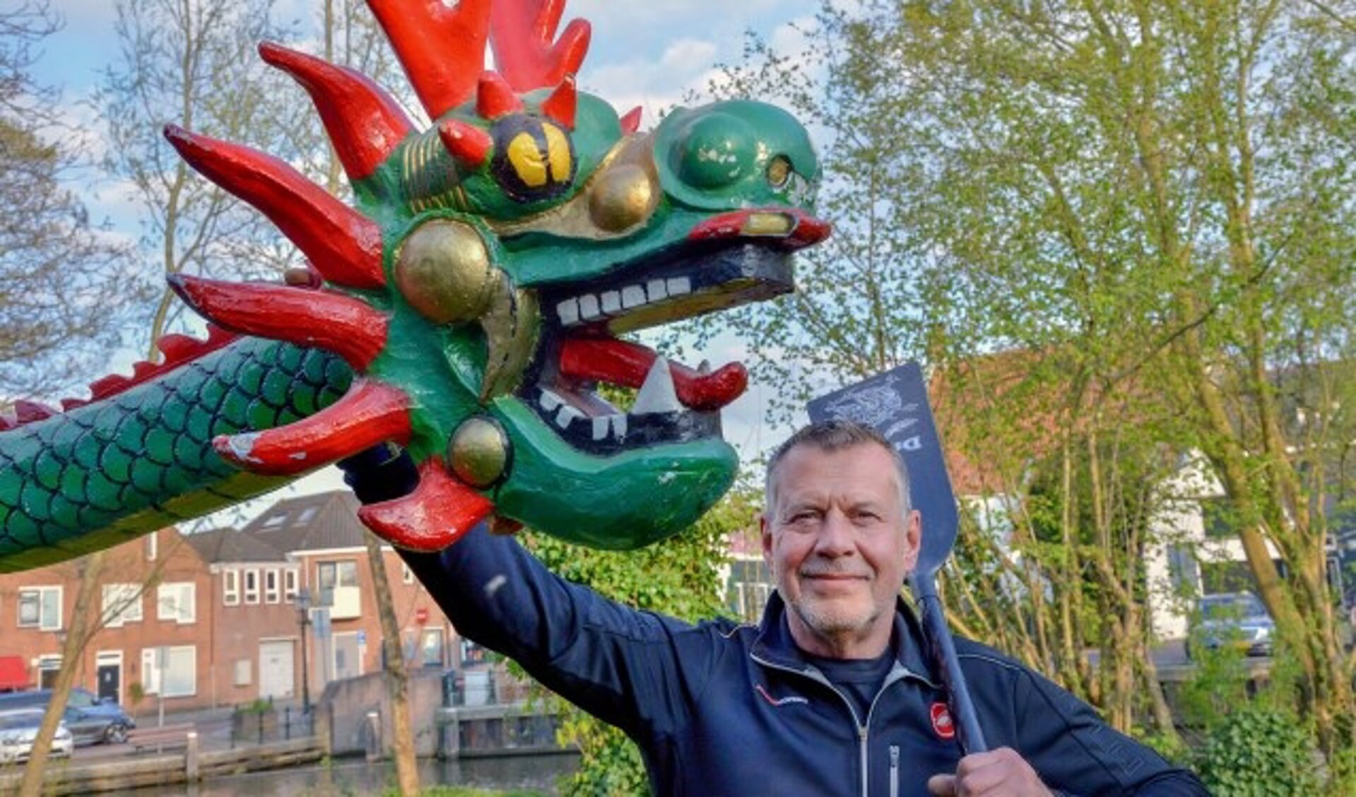 Voorzitter Bert Folkerts van de Montfoort Dragons staat met zijn peddel bij de kop van de drakenboot. (Foto: Paul van den Dungen)