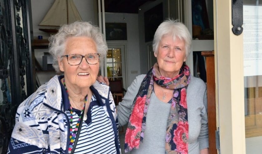 Riet Slot-Vermeij (l) exposeert al enige tijd haar handwerk bij Hélène Mercier van De Etalage in de Keizerstraat. (Foto: Paul van den Dungen)