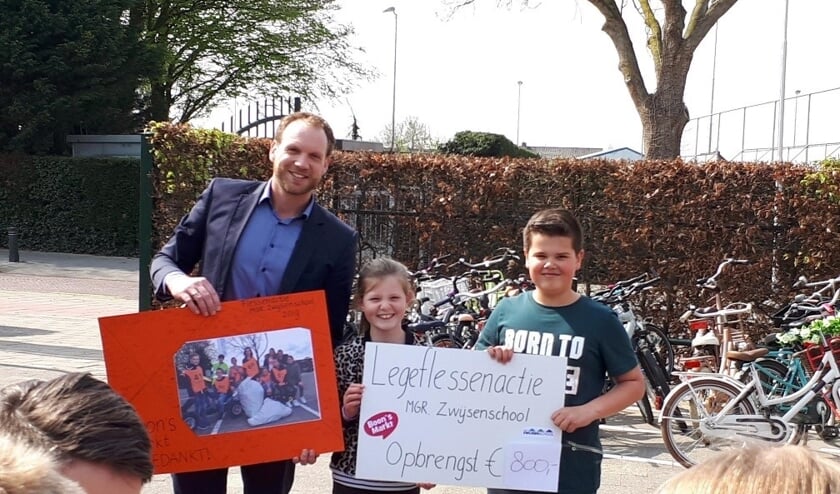 De opbrengst van de flessenactie werd door Boon's markt afgerond naar €800
