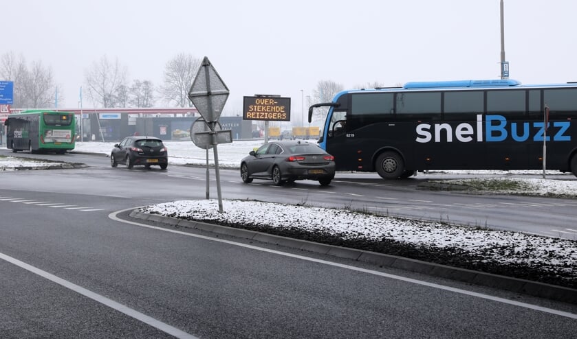 • Een van de haltes van Qbuzz bij de A27/N214, die als onveilig wordt ervaren.