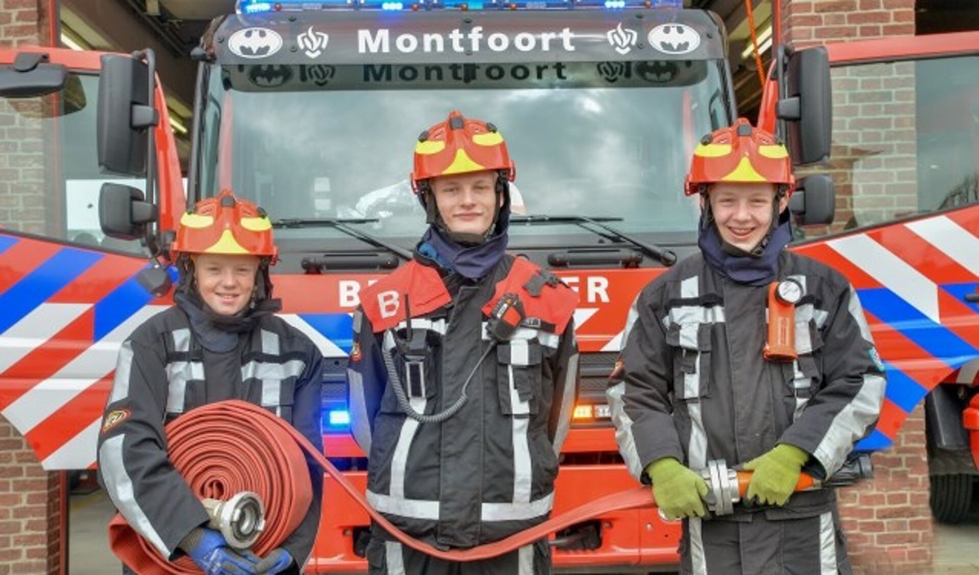 Tijn, Robin en Quinten van de Jeugdbrandweer Montfoort zijn dringend op zoek naar nieuwe collega's. (Foto: Paul van den Dungen)