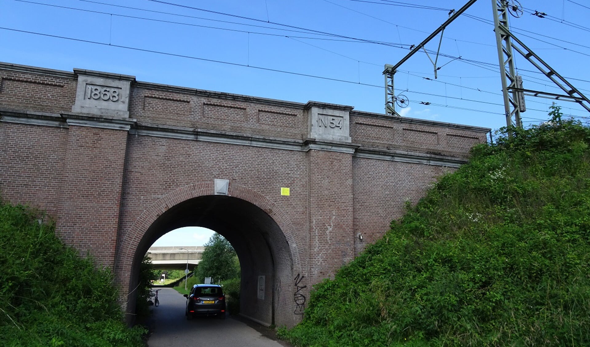 • Spoorviaduct bij Zaltbommel.