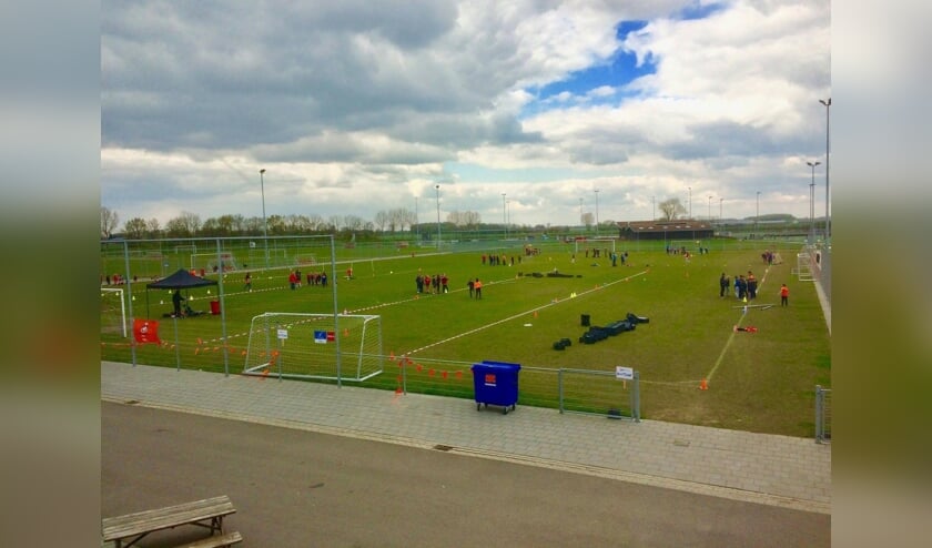 het voetbalcomplex met groepen sportende kinderen van de Franciscus