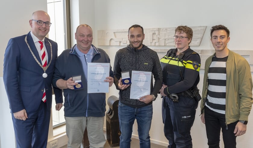 • Burgemeester Martijn Vroom reikte de heldenpenning uit aan de twee Krimpenaren.