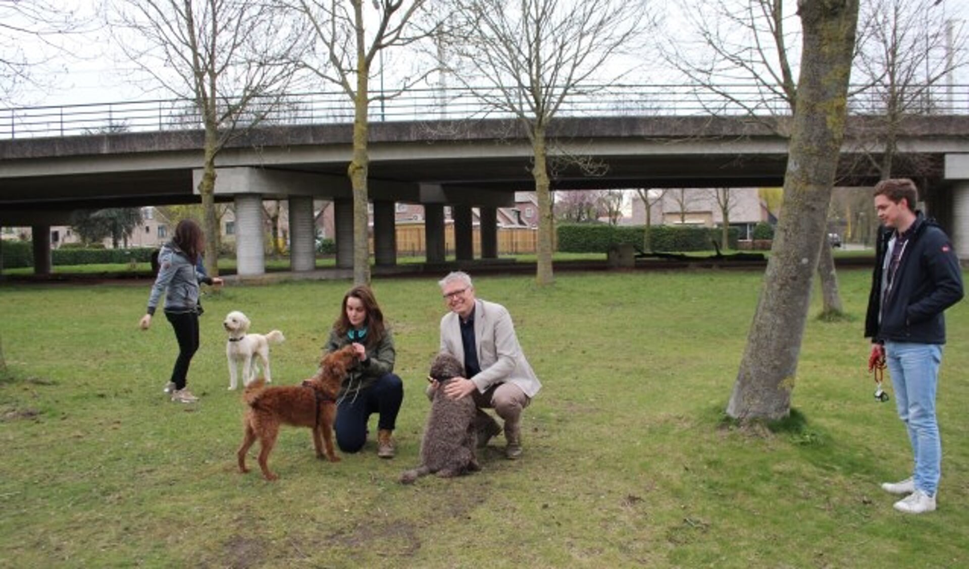 Hondentrainer Joëlla Rappard en wethouder Bekker - met zijn eigen hond - testten vorige week een hondenspeelveld. (Foto: Lysette Verwegen)
