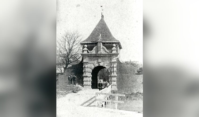 • De bewuste brug voor de Veerpoort, toen deze nog in gebruik was. Eén van de gewelven is vernield.