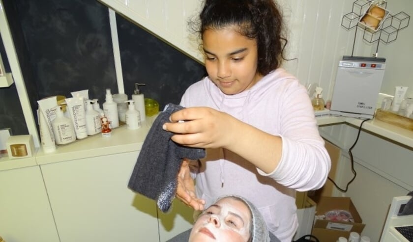 Zelf doen is ervaren deze middag. Ranim maakt als een echte schoonheidsspecialist de huid schoon van Brechtje. (Foto: Margreet Nagtegaal)