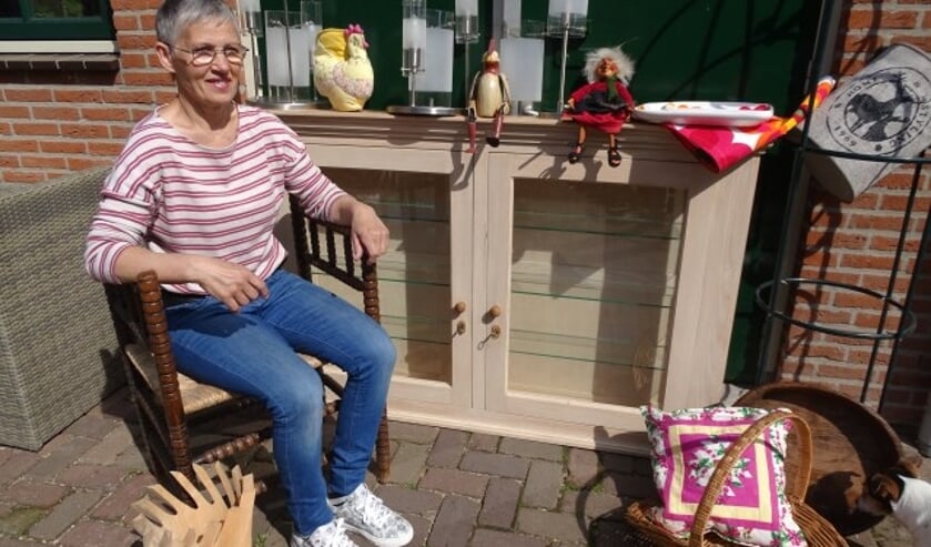 Maatje Metske te midden van een aantal spullen die vrijdag en zaterdag verkocht gaan worden tijdens de garageverkoop. (Foto: Margreet Nagtegaal)