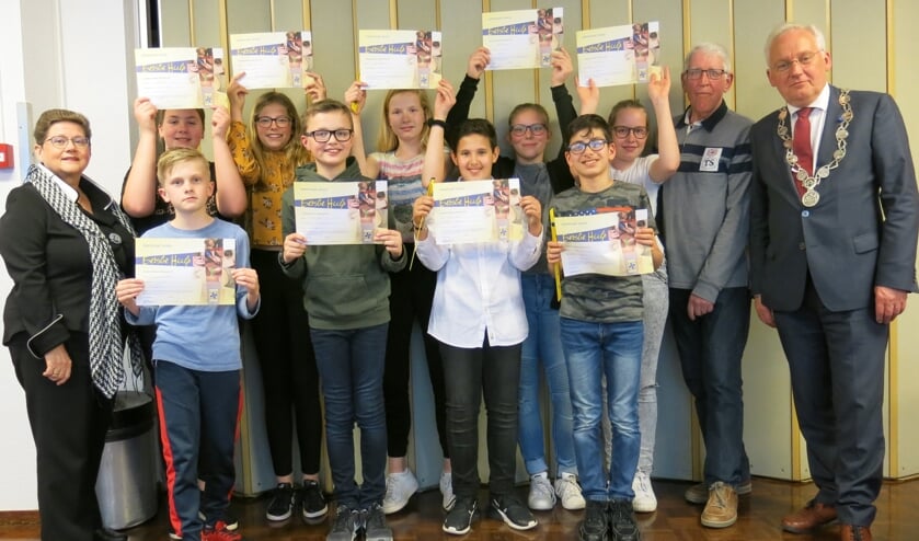• Annette de Ruijter (links) met de laatste groep geslaagden en de burgemeester.