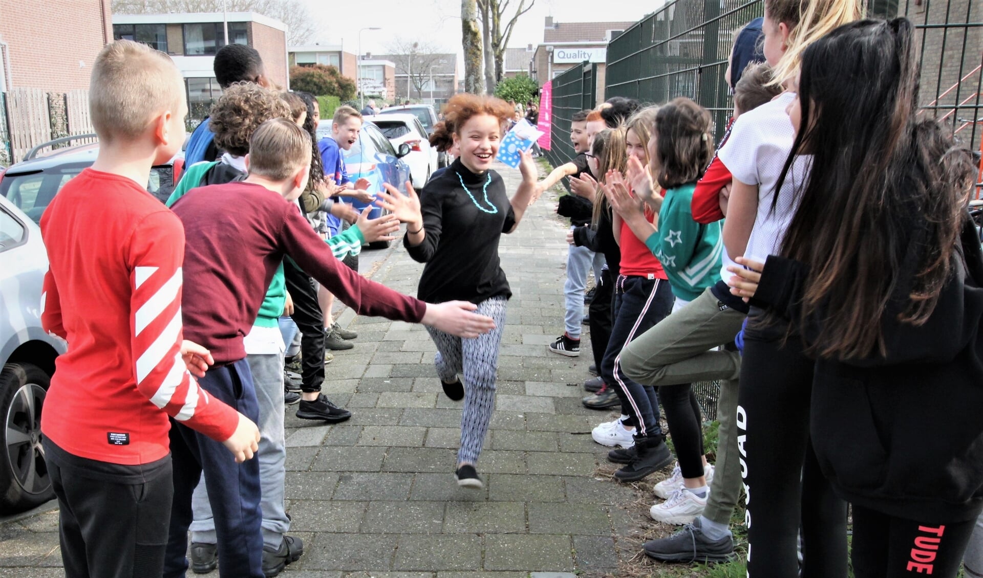 • Aangemoedigd door medeleerlingen renden kinderen van obs Kortland rondjes voor Plan Nederland. 