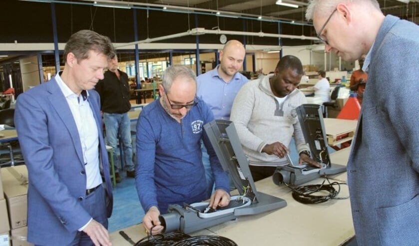 Het verduurzamen van de openbare verlichting biedt ook lokale werkgelegenheid: aan werknemers van WerkwIJSS. (Foto: Lysette Verwegen)