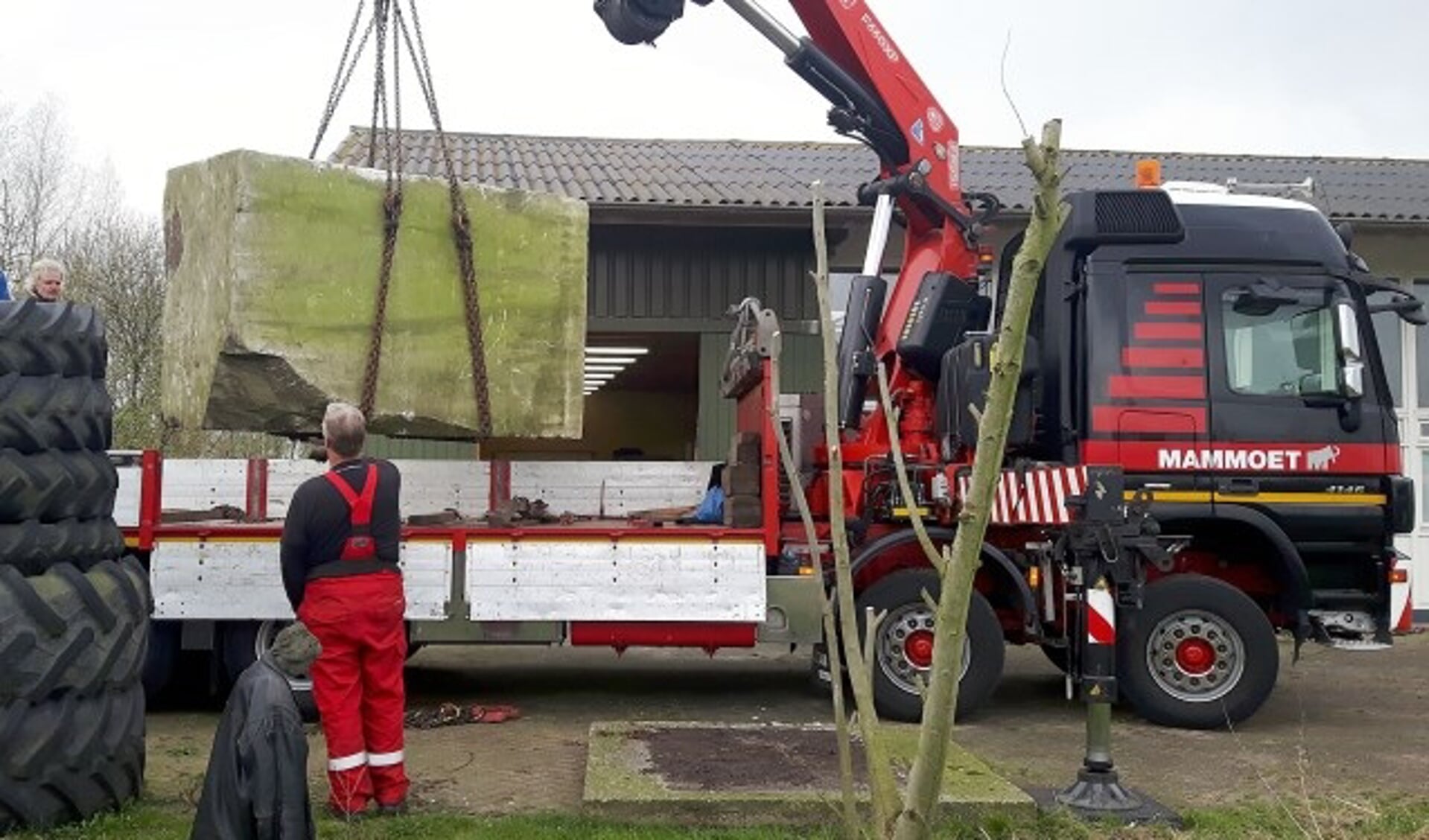 Beeldhouwer Rafael van Seumeren liet vanuit De Meern een blok Portugees marmer van 10.000 kilo afleveren bij het Montfoorts Kunstenaars Collectief. (Foto: Paul van den Dungen) 