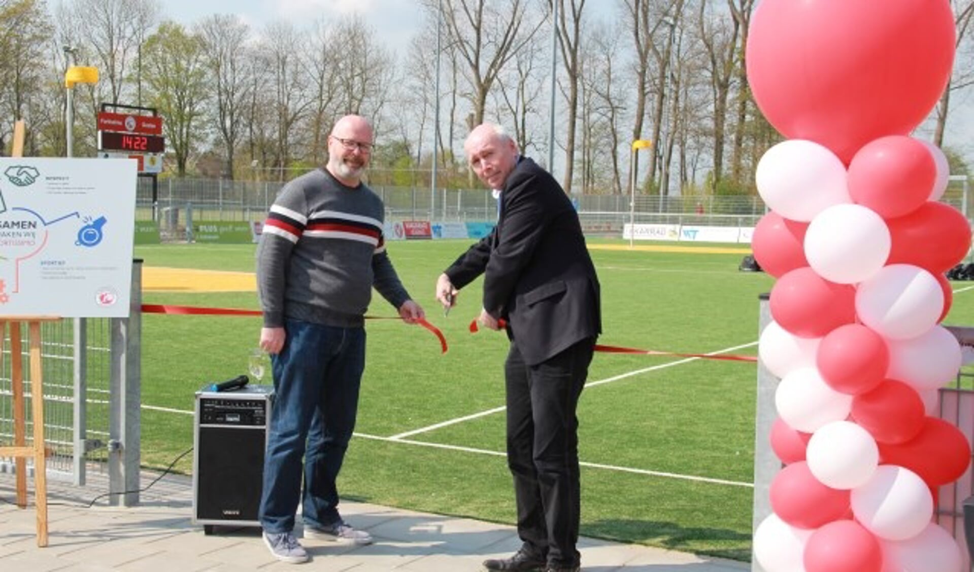 Het veld wordt geopend door wethouder Kees Geldof en voorzitter Johan Boer.