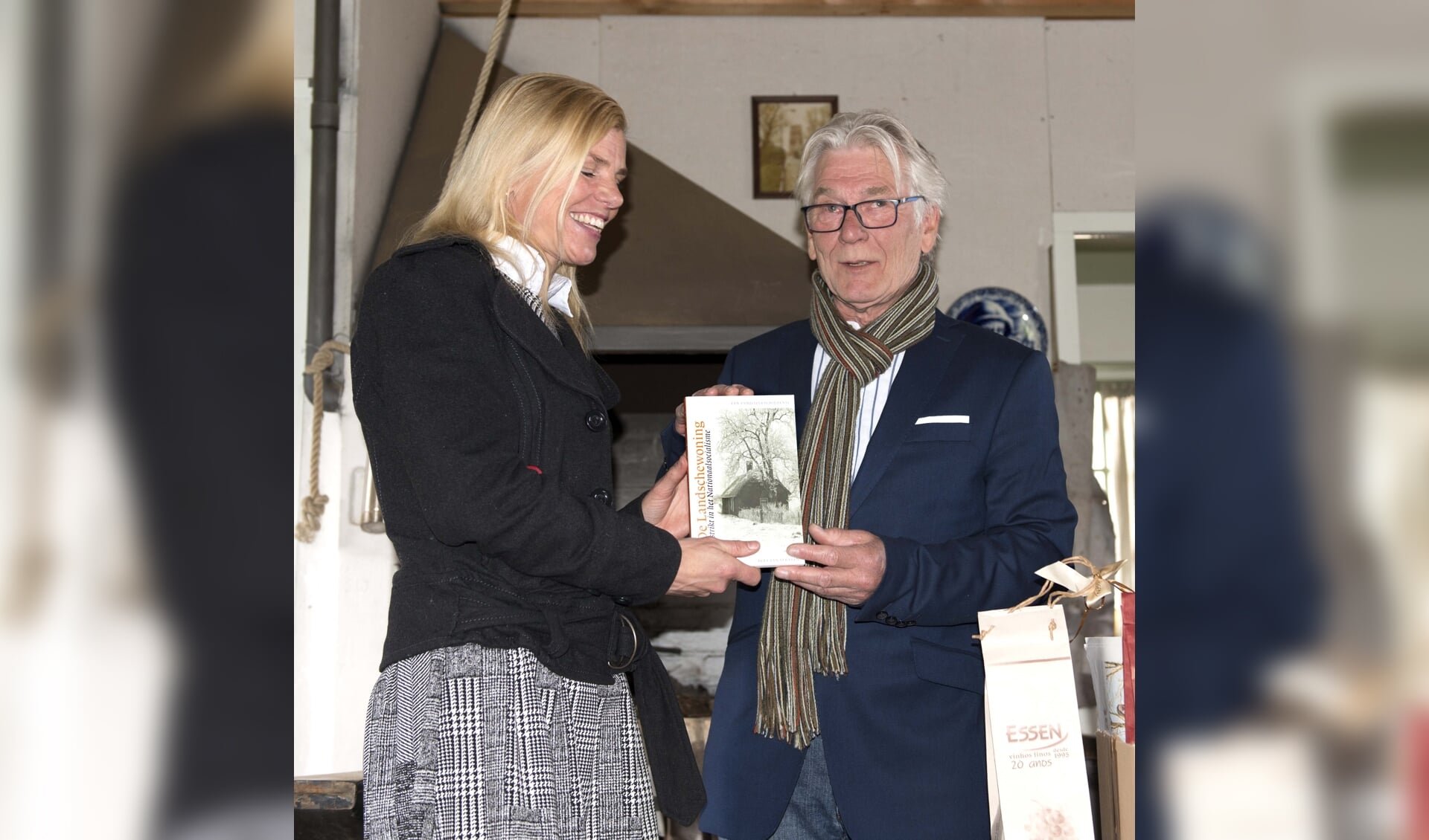 Paula Jorritsma krijgt uit handen van Bert van Straten het eerste exemplaar van 'De Landschewoning'. 