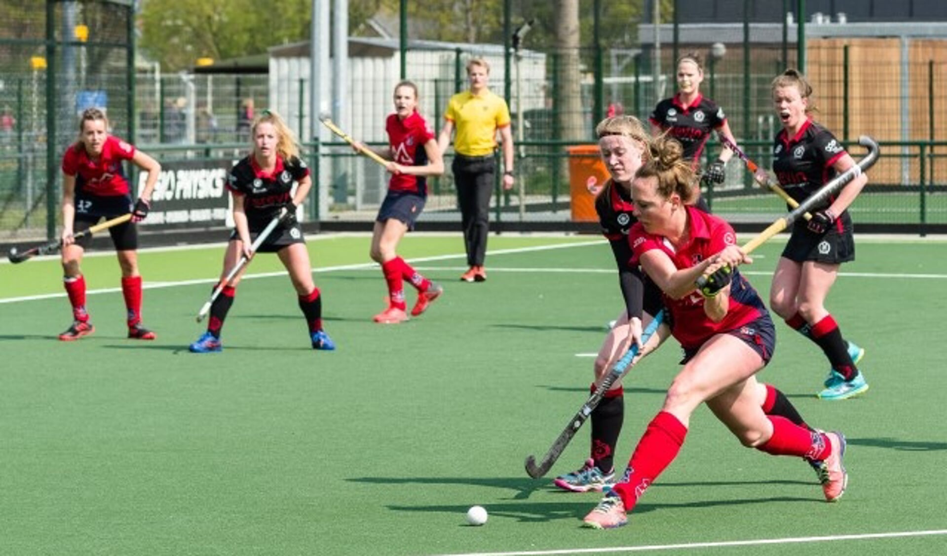 IJsseloever speelster Sabine Goemans legt aan voor een slag op het doel van DSHC D1