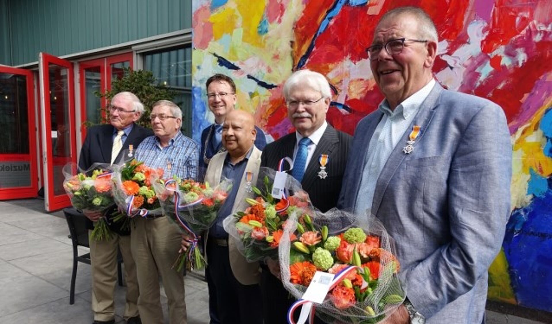 V.l.n.r. Kees Mulder, Fedde Oldenziel, burgemeester Patrick van Domburg, Suren Mahabali, Nico van Dam en Co van Woudenbergh. (Foto: gemeente IJsselstein)