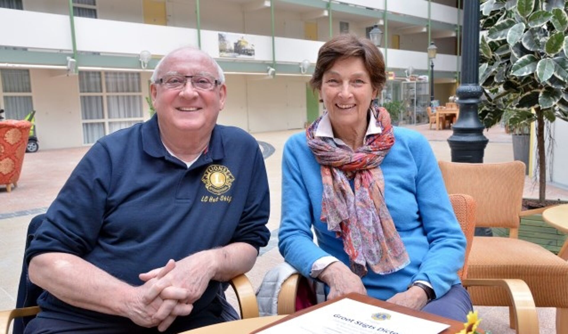 Ben van Zutphen van Lions Club Het Stigt en Ineke Grootegoed, samensteller van het Groot Stigts Dictee. (Foto:Paul van den Dungen)