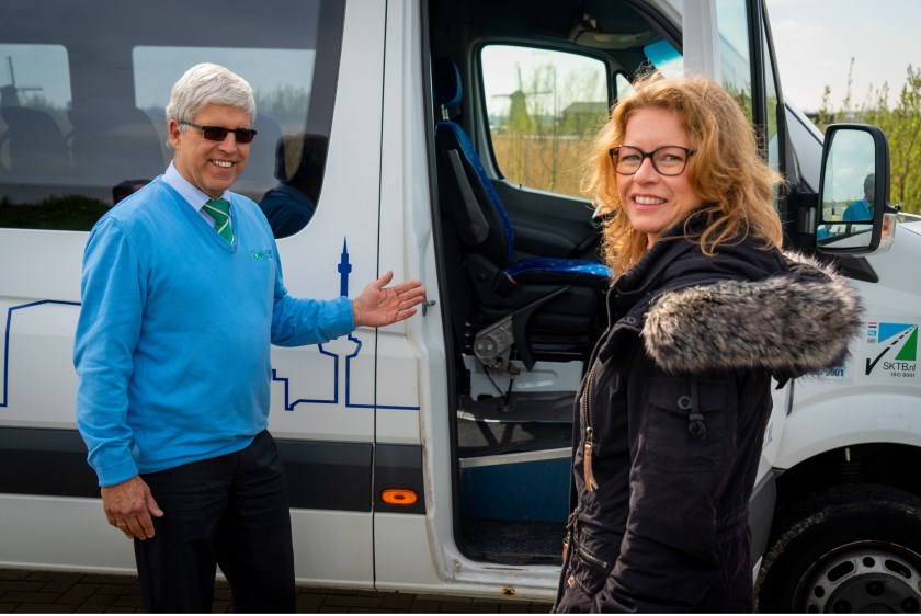 • Joyce stapte als eerste passagier in de pendelbus.