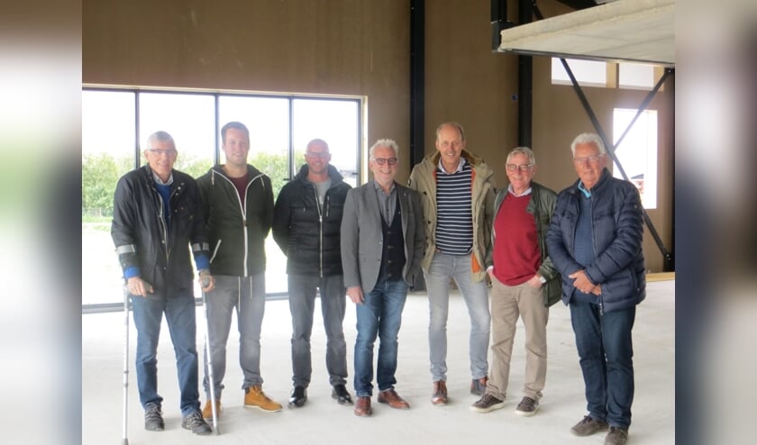 • De bouwcommissie van SV Meerkerk in het nieuwe complex.