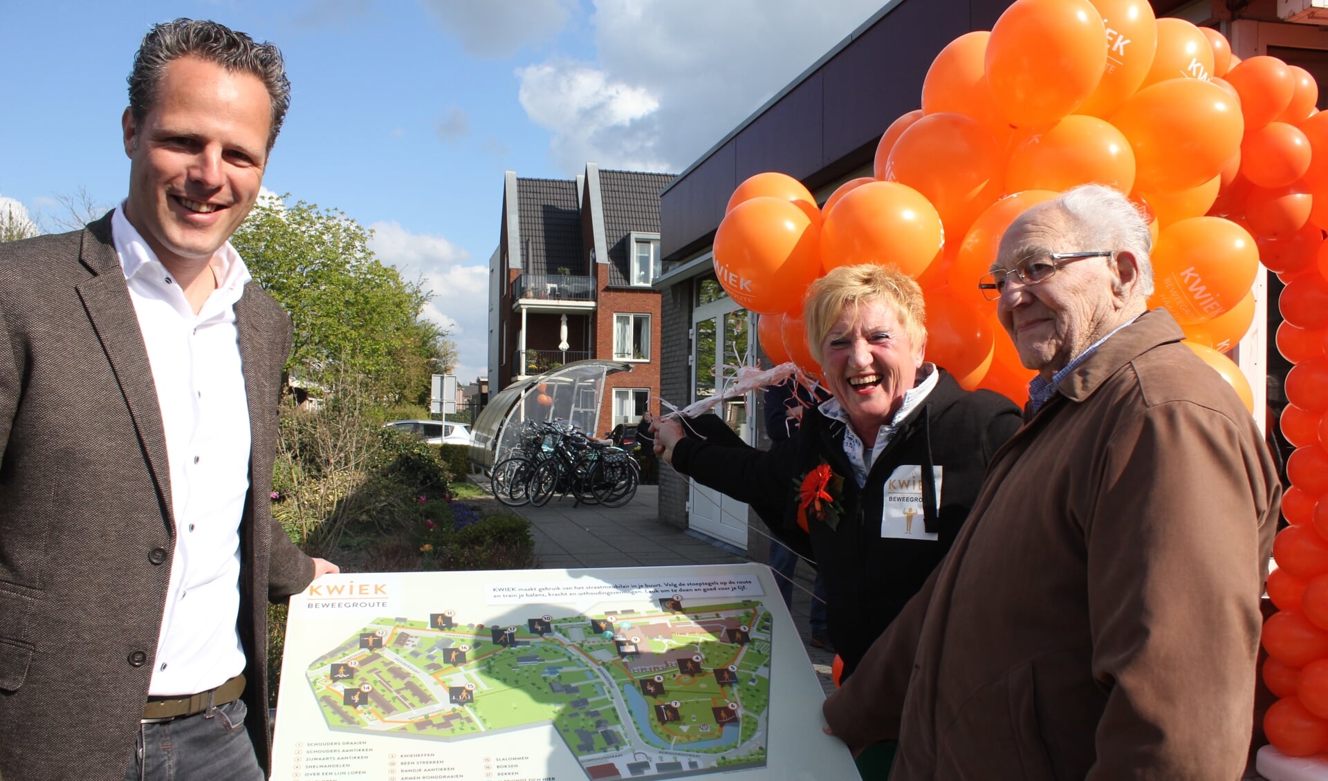 • Wethouder Van Stappershoef, initiatiefnemer Hilde Terlingen en oudste bewoner Van de Moore tijdens de opening.