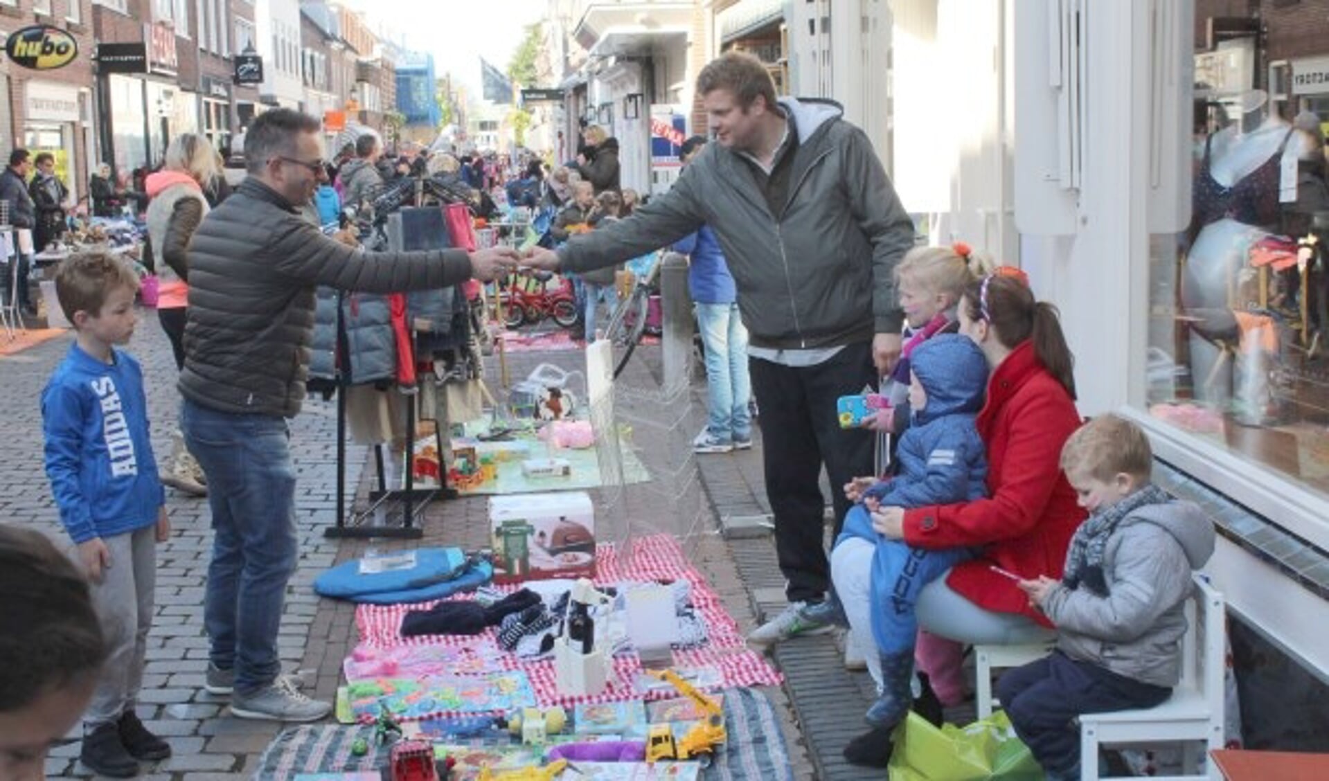 Dit jaar op Koningsdag nog meer ruimte voor de kinderbraderie in de straten van de binnenstad. (Archieffoto Lysette Verwegen)