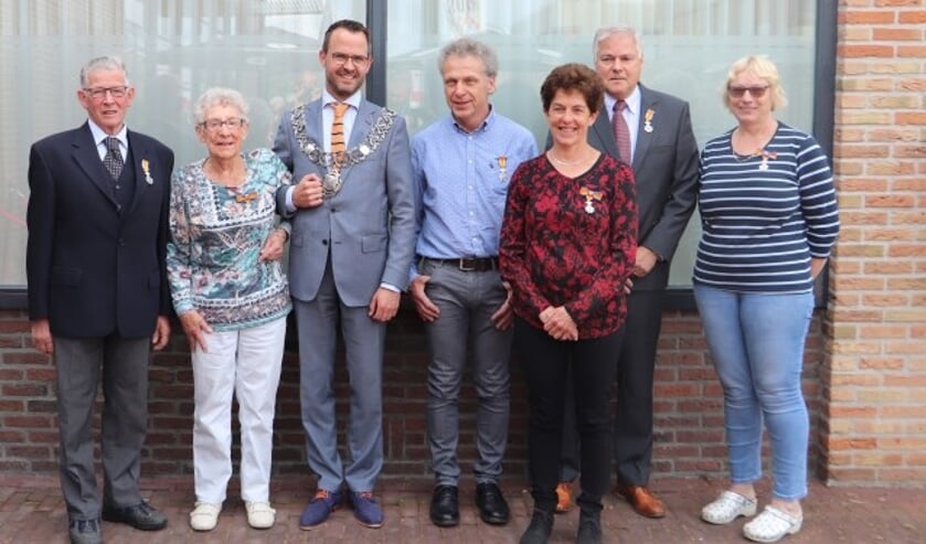 De heer De Wit, mevrouw Anbergen-Van Zuilen, burgemeester Laurens de Graaf, echtpaar Boom-Zwijnenburg, de heer Visée en mevrouw Wildschut-Van Houten. De heren Griffioen en Leicht staan niet op de foto. (Foto: gemeente Lopik)