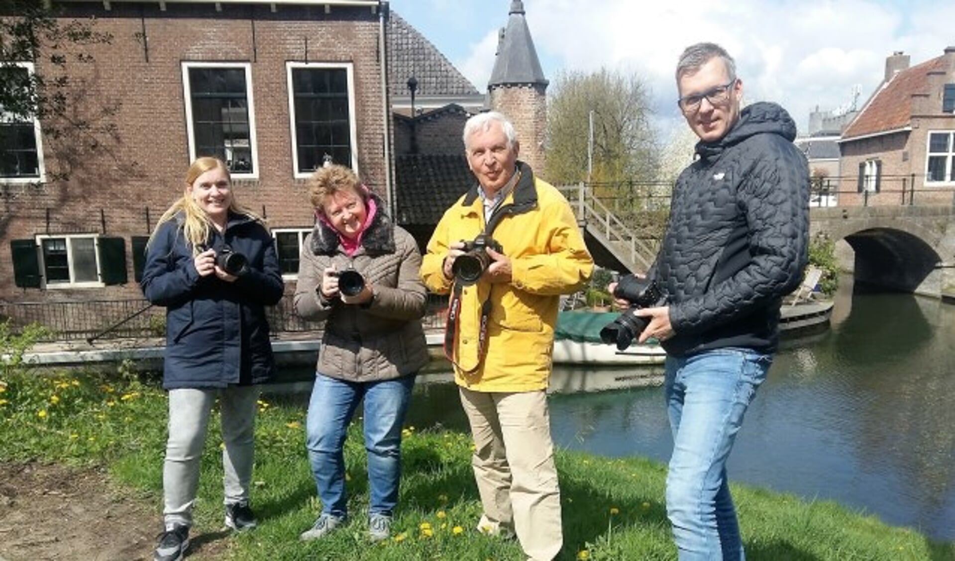 De fotografen in actie. V.l.n.r. Daphne Hauer, Casperine van 't Pad, Herbert Ziher en Ronald Molegraaf. (Foto: Karin Doornbos)