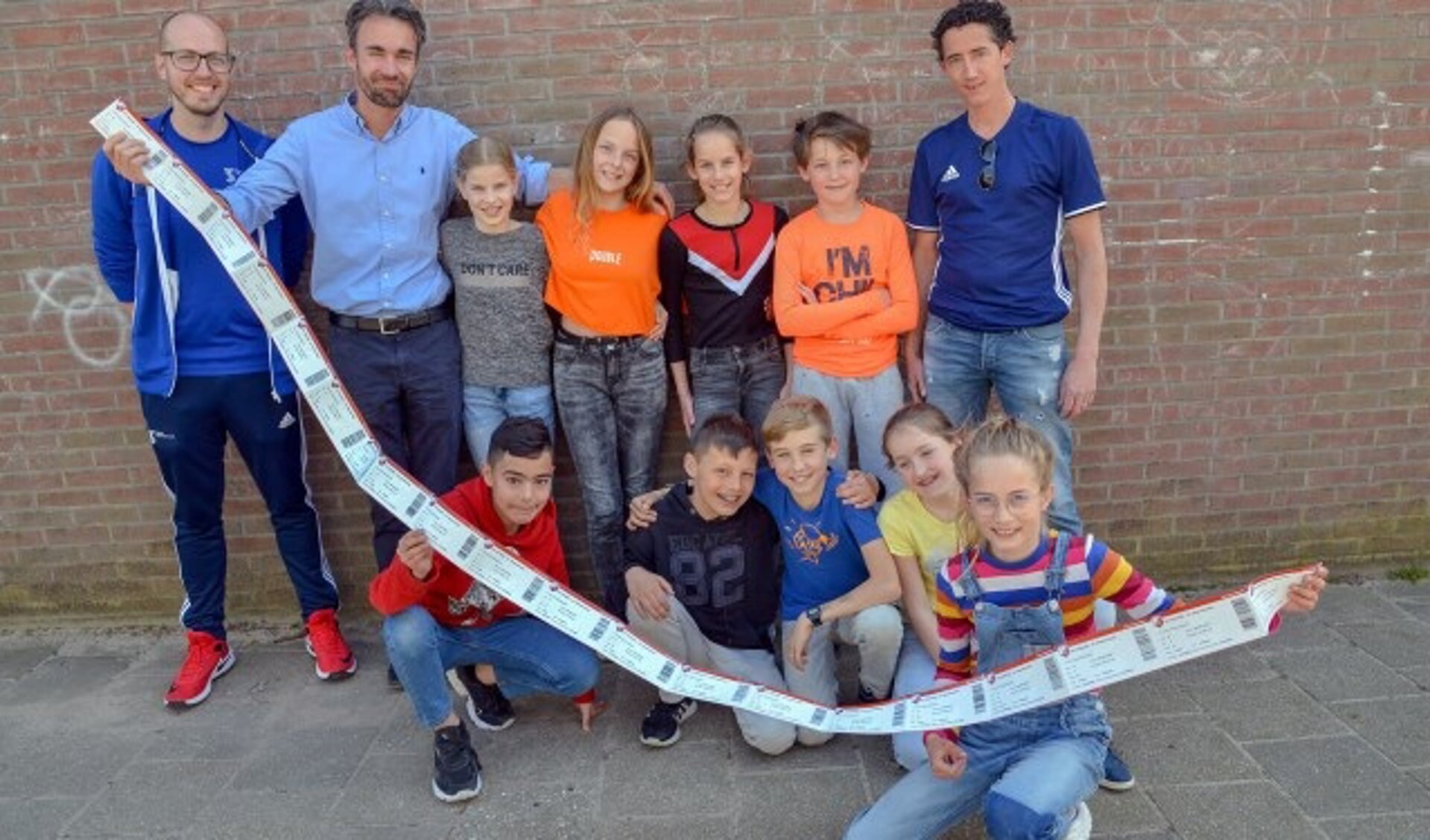 Jorrit Hansen (links) van Team Sportservice Vianen verraste de voetballertjes uit groep 7 en 8 van de Hobbitstee met de Fair Play prijs. (Foto: Paul van den Dungen) 