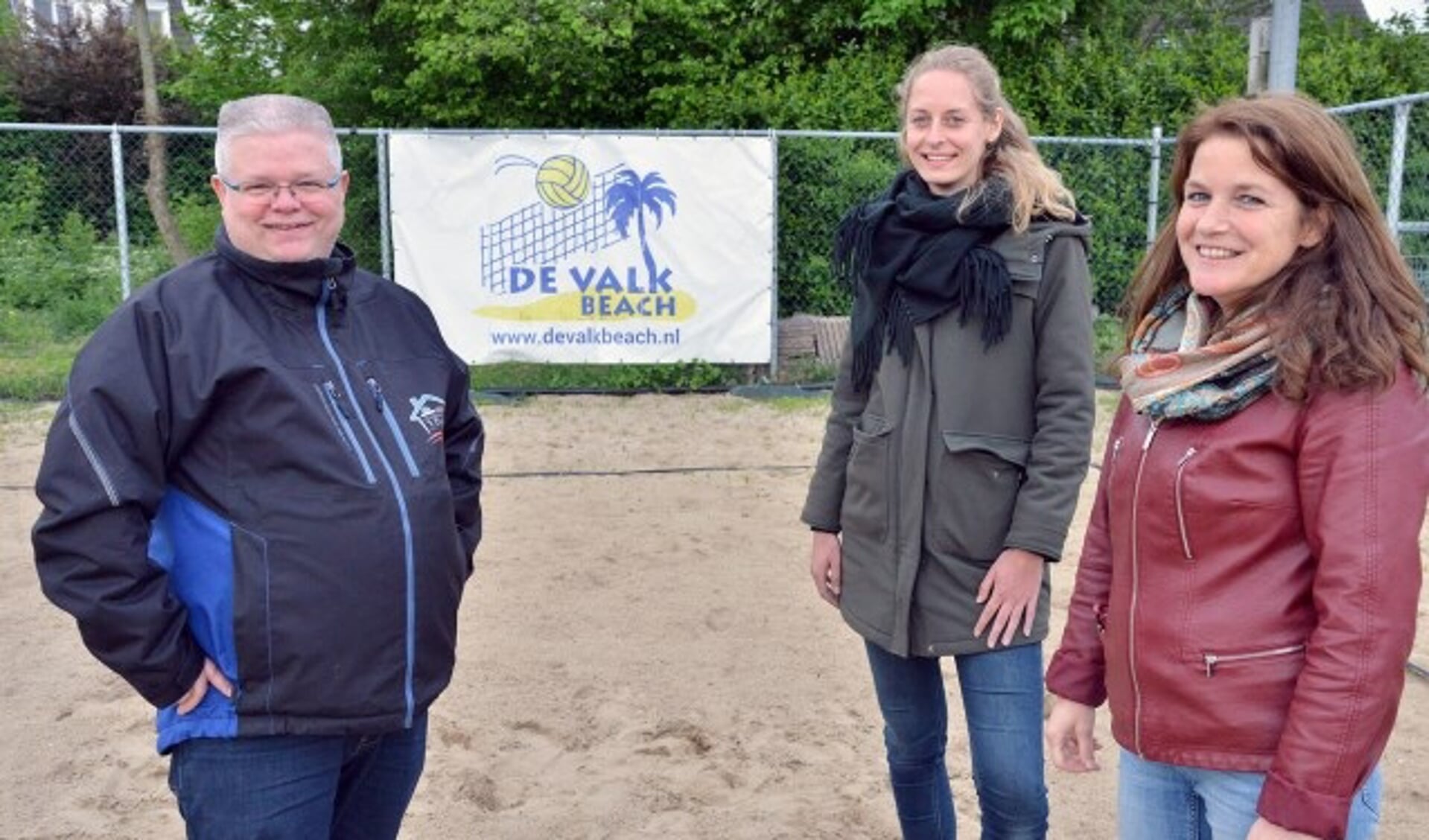 Henny Goergen, Mieke Vlooswijk en Wendy van Kuilenburg van volleybalvereniging De Valk zoeken nieuwe spelers. (Foto: Paul van den Dungen)