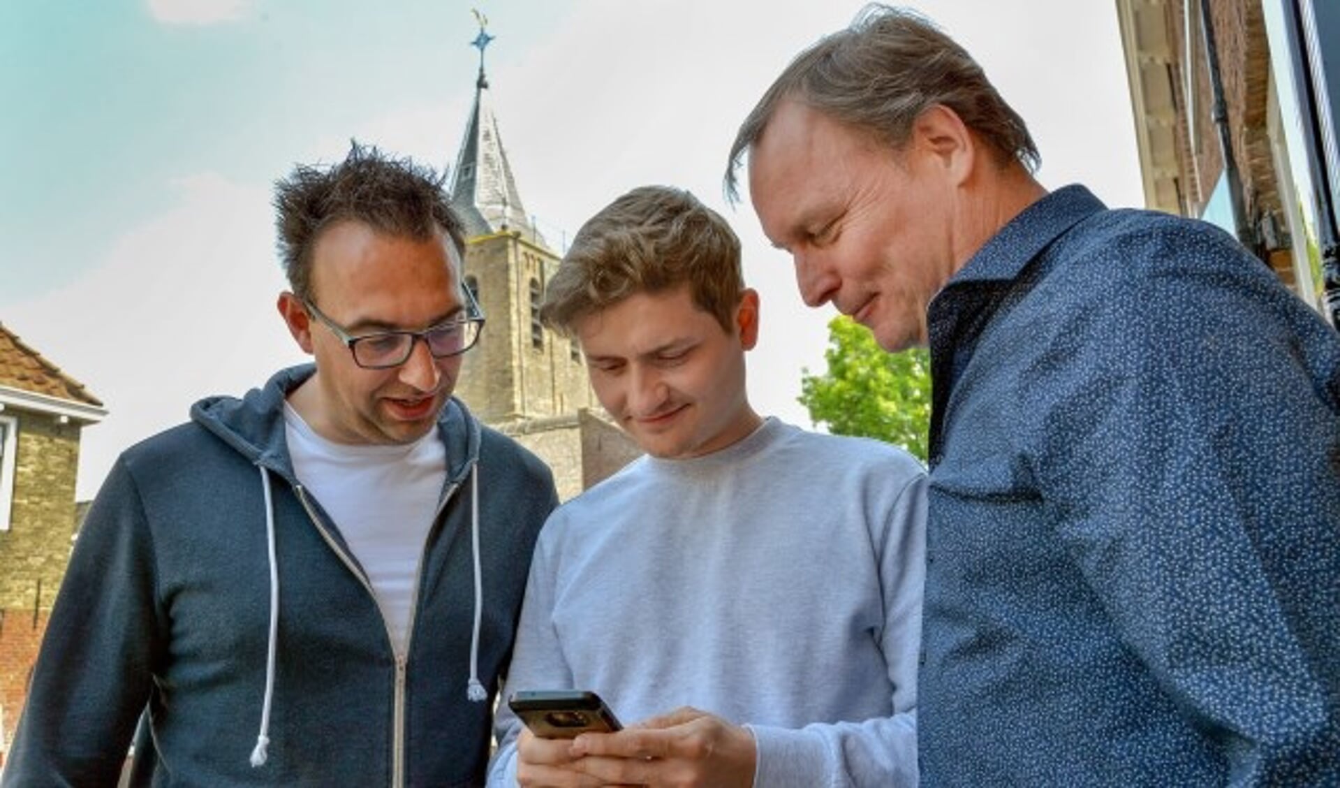 Marvin Voortman (l) en Eric Jan Hagoort (r) kijken met CEO Alex Govoreanu naar de nieuwe Questo app. (Foto: Paul van den Dungen)