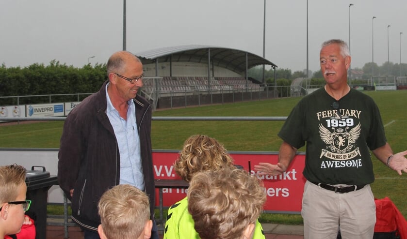 • Wethouder Johan van Everdingen wenst vv Cabauw succes bij de 60 uur durende jubileumactiviteiten.